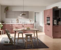 Cuisine équipée en longueur Moderne couleur Rouge saumon et Grège design minimaliste