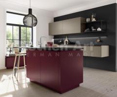 Cuisine ouverte chic avec îlot central au façades mates de couleur bordeaux et un coin repas